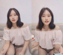 新來的清純小妹露臉跟狼友發騷互動精彩小秀，刷禮物提要求，看奶子看逼逼掰開看特寫，尿尿給狼友看不要錯過