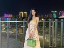 正妹女大生露奶自拍