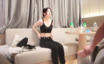 甜美氣質精緻小美女 貼身性感黑衣 白白嫩嫩筆直美腿 真是性感撩人啊，沸騰情欲舔吸雞巴用力啪啪猛烈操穴