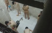 四月流出牛逼男同學手持闖拍 大學女生浴室偷拍同學洗澡換衣服趁她們洗頭的時候近距離拍攝心理素質超強