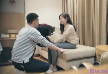 狼友們萬眾期待的騷貨白虎妹再度返場，鮮花贈佳人，極品美胸，風騷尤物