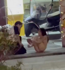 四川成都街頭驚現一場史詩級吵架大戲 小仙女因與男友激烈爭吵可能是氣昏了頭小仙女直接放大招 竟然直接在鬧市街頭開始脫衣服