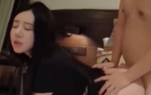 極品氣質美女 氣質網紅臉美女與金主爸爸玩3P，前後夾擊大屌出擊，後入狂操口爆顏射！