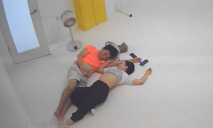 黑客破解網路攝像頭監控偷拍 瑜伽健身館教練和員工偷情做愛捂住嘴巴不敢叫