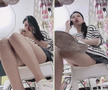 2024年9月，新人，菜鳥驛站女老闆，【青子】，每天用騷逼夾跳蛋上班，迎接顧客，時不時來點兒小刺激，好騷好浪！