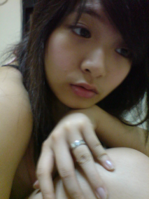 缺錢的女孩找攝影師拍照 ( 我會害羞，內褲也要脫嗎 )