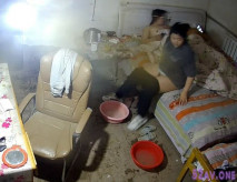 黑客破解家庭網路攝像頭偷拍奇芭的蝸居家庭夫妻正在做愛，成年的女兒敢在房間洗腳尿尿還想一塊睡
