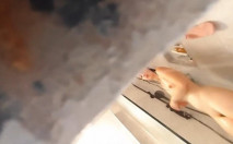 門縫下偷拍女鄰居洗澡在手淫 故意壓著嗓子淫笑了幾聲 妹子瞬間動作僵硬住了