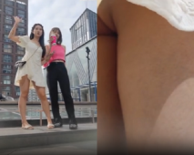 網紅打卡地偷窺和閨蜜拍照的高顏值小姐姐 白色連衣裙白騷丁卡大屁屁