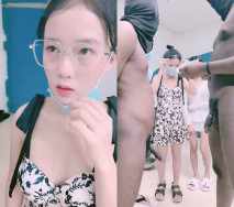 【超頂媚黑淫趴】黑白配 小夥帶著白嫩眼鏡女友參加淫趴 被黑人無情輸出 心疼不已 肉棒太粗了