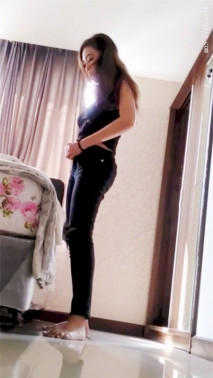 色影師暗藏攝像頭偷拍大奶模特換衣服洗澡