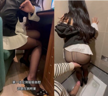 【姐弟亂倫】會噴水的親姐姐 - 網吧里跳蛋調教姐姐直接在廁所打炮，水汪汪騷穴玩噴尿又濕又滑後入內射