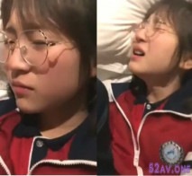 某校穿校服的高中嫩妹子和男友偷吃禁果破處視頻流出 妹子眼神有一絲憂怨