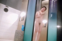 澡堂子內部員工偷拍白白嫩嫩的少婦洗澡換衣服