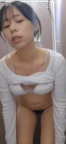 韓國美少女在浴室自衛也不忘抽電子菸