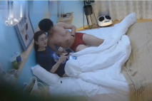 安防酒店攝像頭偷拍 假期旅遊的年輕帥哥美女穿上性感情趣內衣和男友激情啪啪