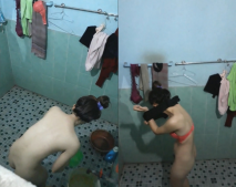 貴在真實，爬牆偸窺隔壁鄰居苗條女兒用水舀子洗澡，皮膚白嫩黑森林濃密，最後被發現了趕緊溜