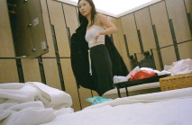 《貴在真實極限偸拍》女人坑女人！溫泉洗浴女賓換衣和淋浴浸泡區內部曝光，好多年輕漂亮小姐姐，稀毛嫩妹的私處微微鼓起太誘人了