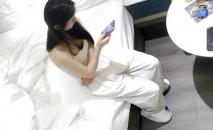 天眼偷拍 小姐姐一副清純玉女的形象 卻以妓入道 被男人以棍伏之 美女與野獸之間的黑白配