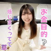 這個超性感的女護士學生只是為了錢才來的。但她還是要求戴保險套，所以我中途摘掉保險套，肆無忌憚地在她肥臀上狠狠地射了一發！