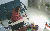 《攝像頭破解》中年大叔在辦公室和來送飯的老婆在辦公室來一發