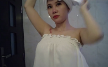 攝影師浴室暗藏攝像頭偷拍木瓜奶模特洗澡還從逼摳出什麼拿出來聞一下