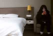 【用利頂你】約操外圍嫩妹妹，肉嘟嘟一線天粉穴，金手指插入狂扣，扛起雙腿一頓操，大白屁股騎乘位