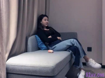 約啪性感黑衣妹子，誘人黑絲沙發上操玩逼快速抽送猛操