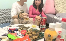 約操良家人妻少婦，偷偷出來約炮，搞的我內褲多濕了，拉到床上操，緊致騷穴，呻吟連連