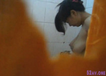 合租房躲在布簾子後邊 偷拍隔壁房間的媳婦洗澡