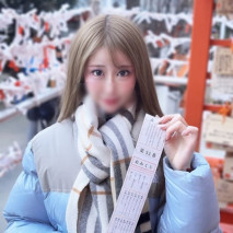 【初・無】 一位在澀谷109工作擁有F罩杯的翹臀美女。她光滑的陰戶被超濃稠的精液完全灌滿