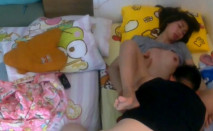 家庭攝像頭破解真實偷拍，小夫妻睡覺睡一半脫光過起性生活，騷妻身材不錯，最後射精有點特別