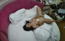 上帝視角 酒紅的情趣圓床上 小青年和女朋友玩得正起勁 黃毛在女生的蠕動下沒幾分鐘就完事兒 小垃圾