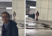 門事件 超牛逼 妹子大雪天站在馬路邊直接脫了褲子自慰,眼鏡哥還跑過去近距離觀看,被妹子豎起手指譏諷