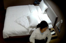 流出天眼酒店偷拍 反差婊眼鏡美女讓男友抱起來操中途 欲求不滿還拿起情趣工具自慰