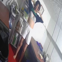 黑客破解網路攝像頭偷拍 髮廊洗頭妹店內自慰 在洗頭池裡洗逼 毛巾擦逼如果讓客人知道有啥感想