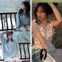 2025年4月最新，約炮20歲山東學生妹，完美露臉，清純校花在胯下，蜜桃臀眼鏡反差好刺激！