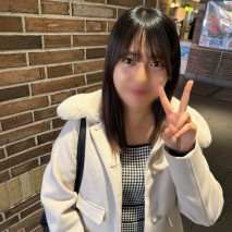 【初次拍攝】【2發】一位皮膚白皙、D罩杯的女孩，剛從青森搬到東京。我們的身體如此契合，她呻吟著：「感覺真好……我要高潮了……！」同時身體一次又一次地痙攣。在她毛茸茸、濕潤的陰道裡中出了滿滿的精液。