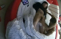 新流出酒店情趣圓床偷拍 猴急小夥把眼鏡御姐范女友黑絲扒開一半就迫不及待插入