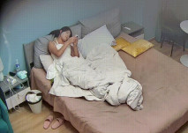 公寓酒店新流出 男的一來就開啟操逼流程 應該是偷情的 時間有限 這男的不行 最後只能用口輓尊