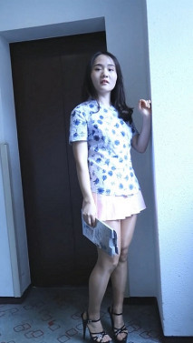 《模特私拍泄密》學院派系列 極品清純氣質大屁股女模露點私拍，各種絲襪情趣制服自摸流出淫水不好意思了，對話精彩