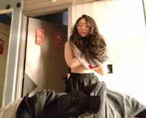 全網首發，8月最新私密小群內部分享。禽獸哥哥用玩具偷拍大一放暑假的妹妹日常換衣服，洗澡。強力推薦！