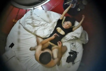 情趣酒店攝像頭偷拍 晚上加班後和反差婊女同事開房 清純的連衣裙下隱藏的是抖M靈魂眼罩手銬齊上陣