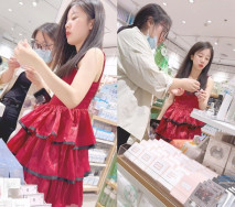 商場一路跟蹤抄底紅裙美女竟然沒有穿內褲 乾凈的美鮑魚真想嘗一口