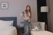 探花【普朗克】約了一個07年的小嫩妹剛下課就來接單 想拔套後入被發現還差點發現攝像頭翻車