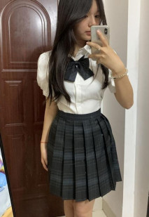 學生妹自拍露奶 又白又挺