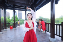 頂級氣質模特，【如懿】，高價露出私拍 超大尺度，春光無限美景佳人，公園內大媽背後露出，收藏佳作！