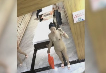 洗浴會所內部員工 躲藏通風管道偷拍更衣室化妝間浴客的裸體