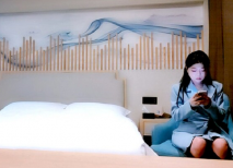 深夜約炮安徽小姐姐，職業生涯遭遇最強打樁機，花式狂操讓她徹底福氣，累癱在床好激情