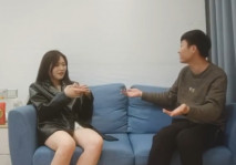 漂亮巨乳小姐姐 啊再快點用力抱著我腰 你拿我東西幹嘛 幫你放裡面一點 大高個極品身材一直很警覺小哥不肯到床上導致翻車